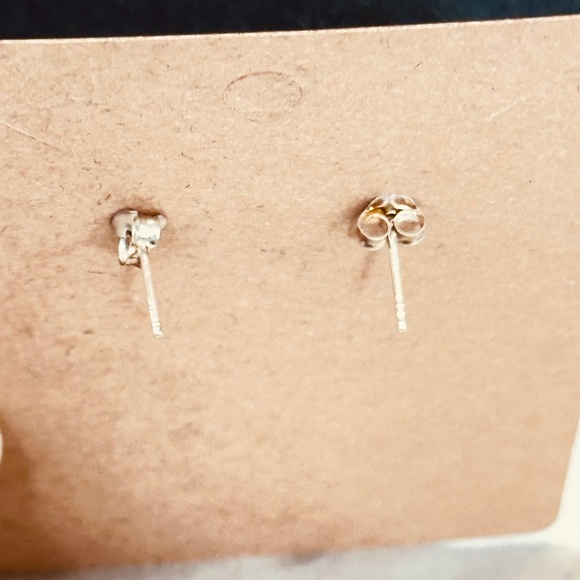 925 Sterling silver Genuine Freshwater Pearl Post Earrings 8.2mm - Picture 5 of 7